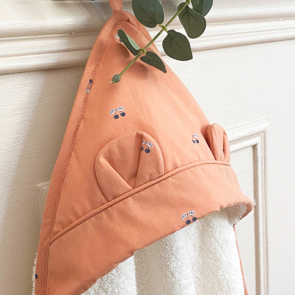 little-crevette-griotte-cerise-hooded-towel-75x75cm-lcrv-cecb