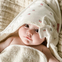 little-crevette-hooded-towel-75x75cm-cerise-lcrv-bccb