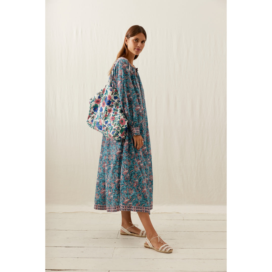 louise-misha-tote-bag-beverly-printed-organic-cotton-canvas-blue-summer-meadow-mish-s24t0318-bsm-s