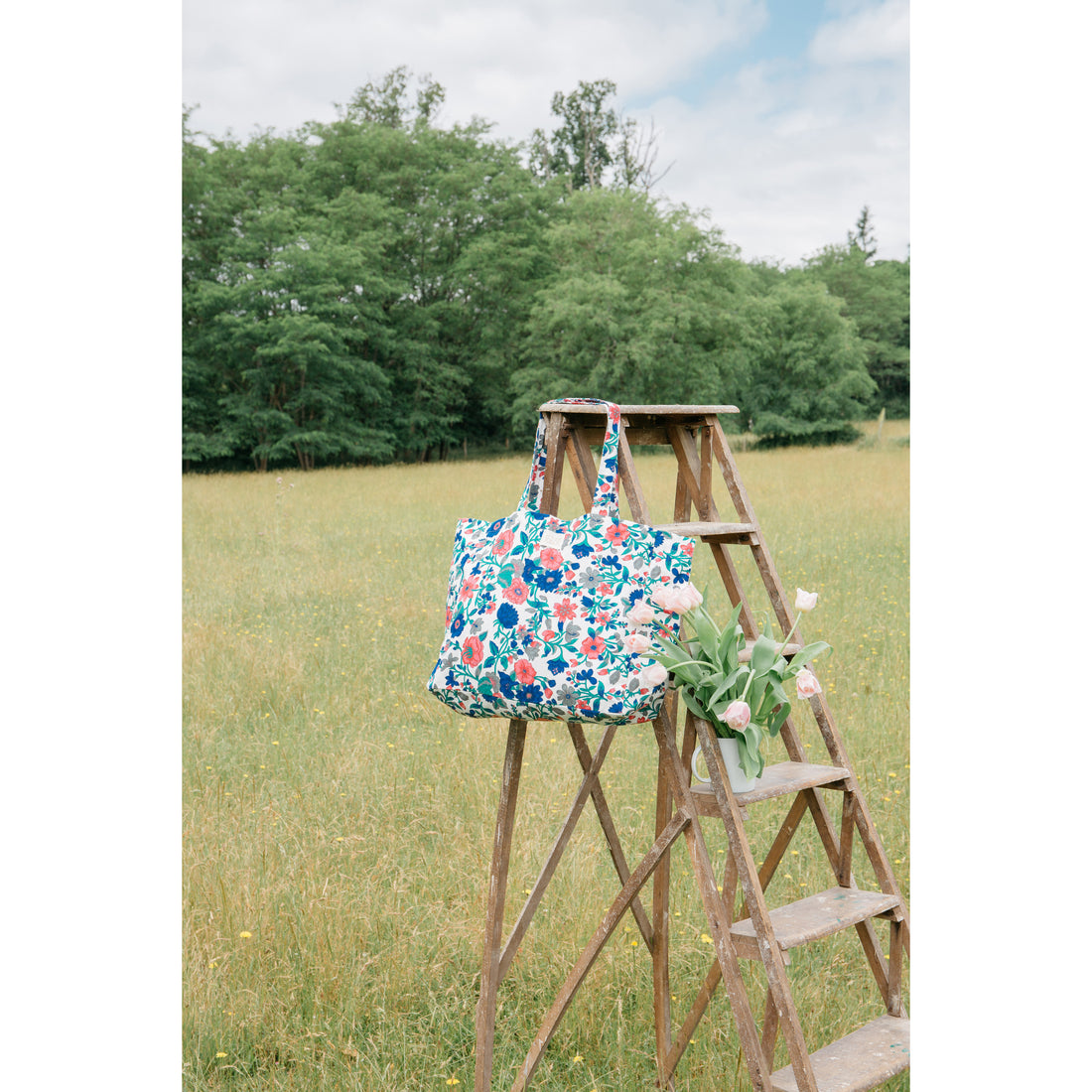 louise-misha-tote-bag-beverly-printed-organic-cotton-canvas-blue-summer-meadow-mish-s24t0318-bsm-s