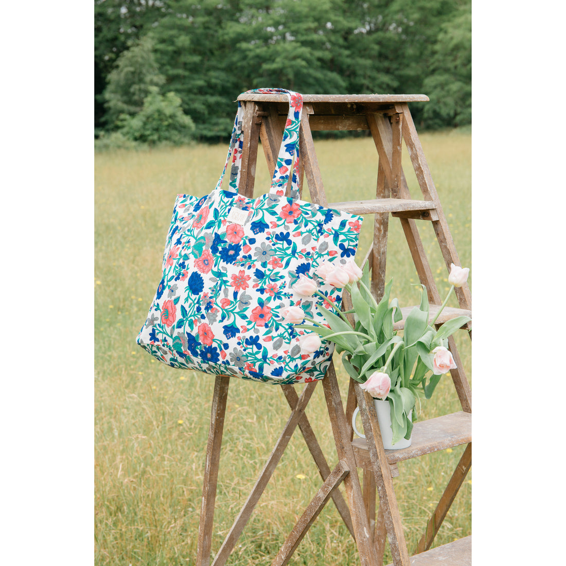 louise-misha-tote-bag-beverly-printed-organic-cotton-canvas-blue-summer-meadow-mish-s24t0318-bsm-s