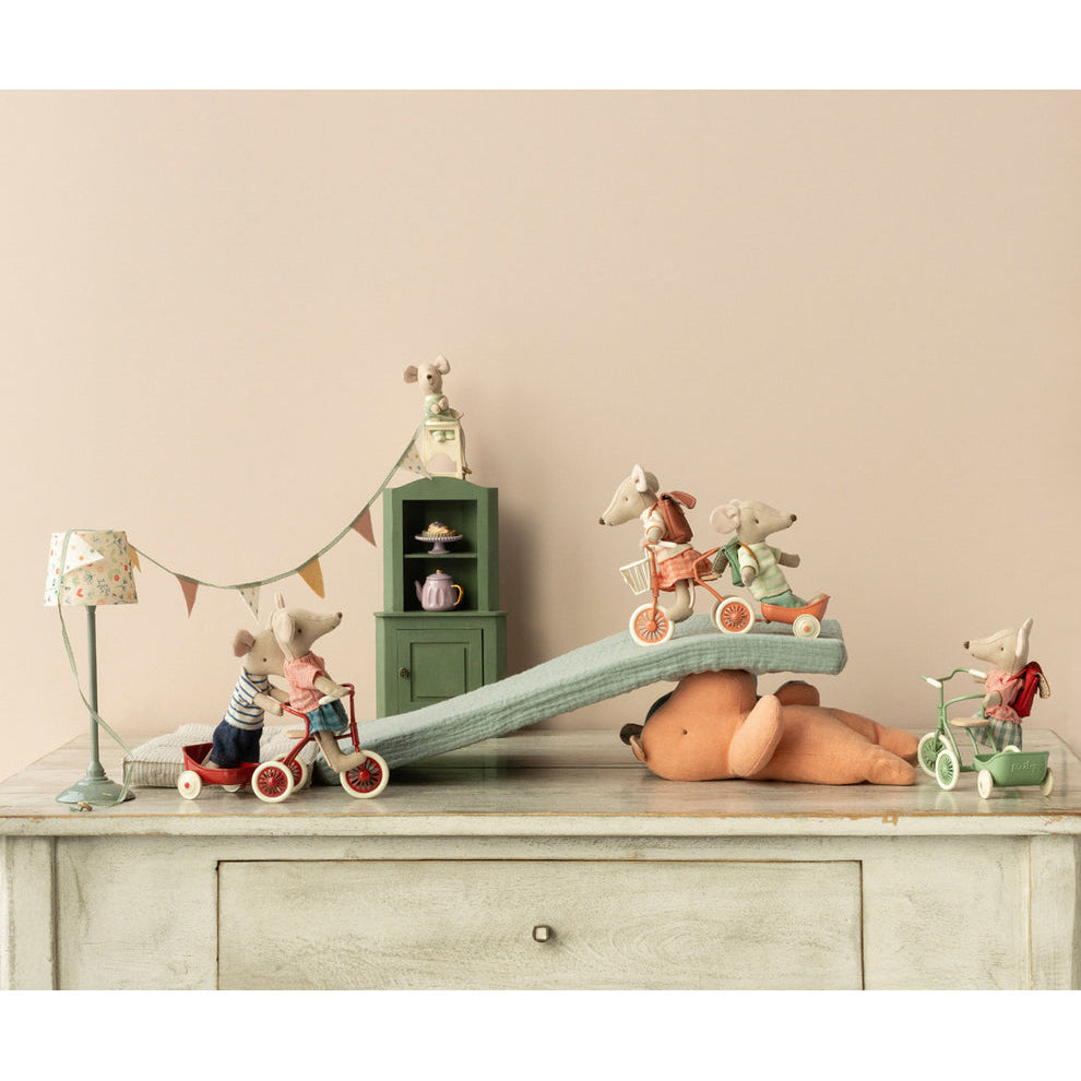 maileg-abri-a-tricycle-mouse-coral-mail-11410500