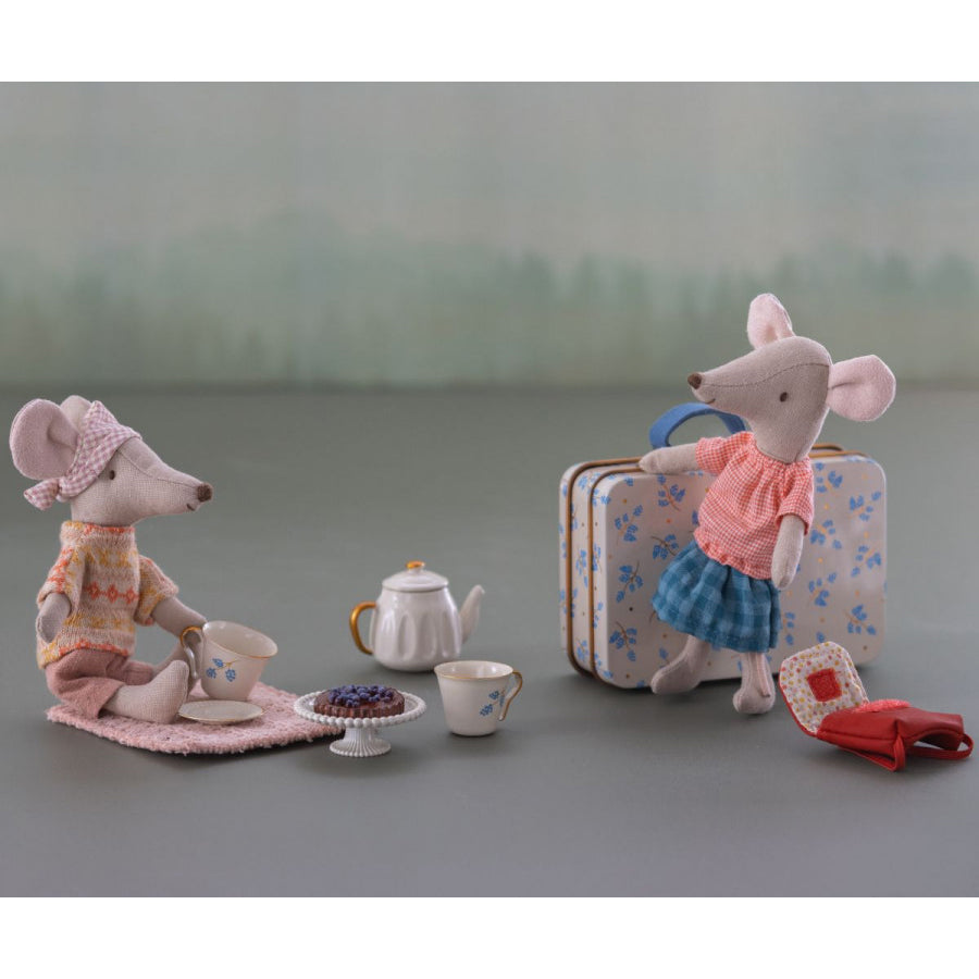 maileg-afternoon-treat-mouse-blue-madelaine-mail-11311001