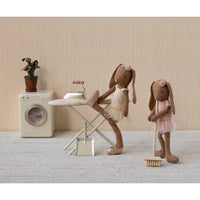 maileg-iron-and-ironing-board-miniature-off-white-mail-11511700