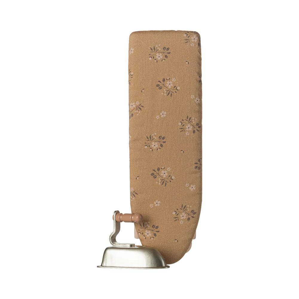 maileg-iron-and-ironing-board-miniature-powder-mail-11511701