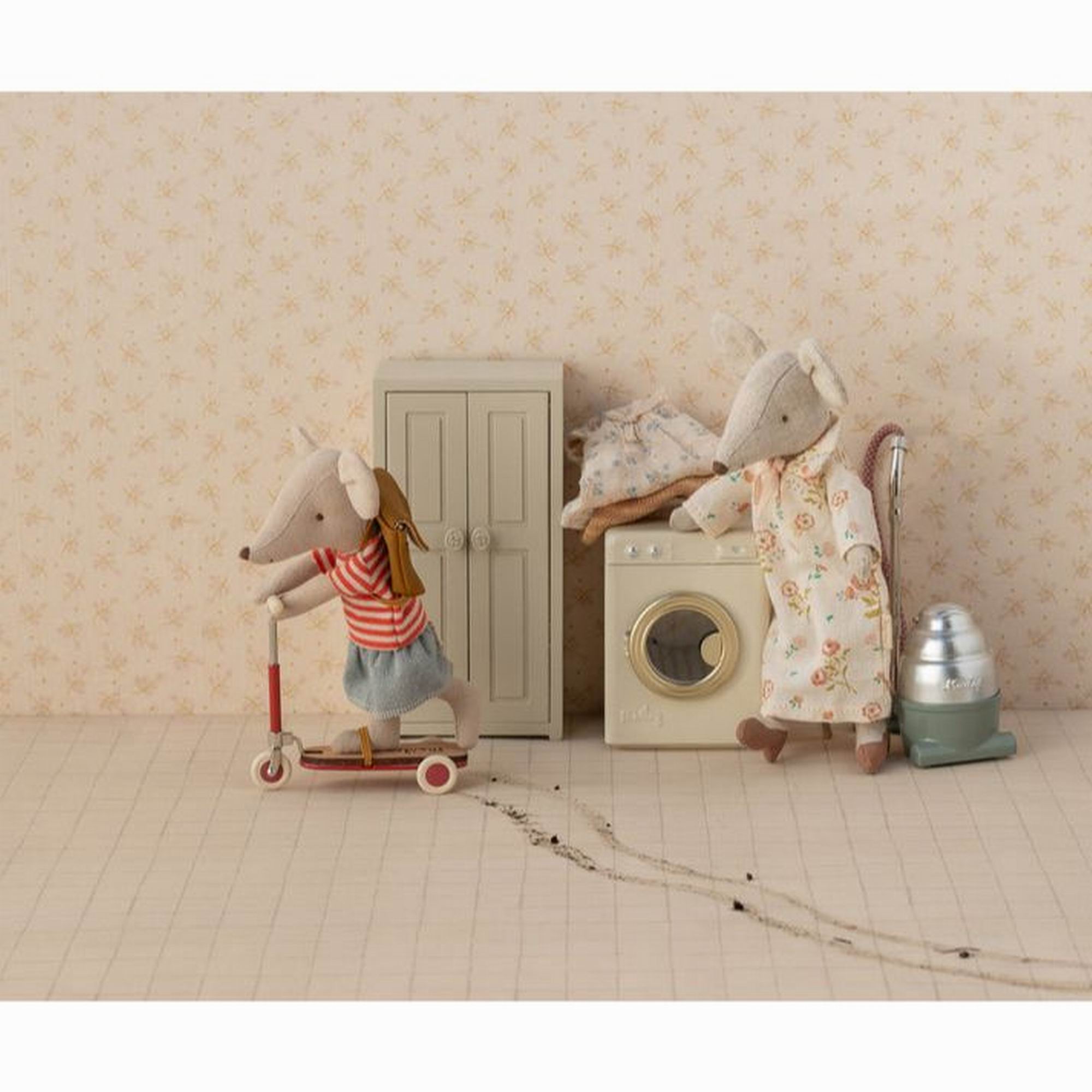 maileg-kick-board-mouse-red-play-toy-mail-11510200-02