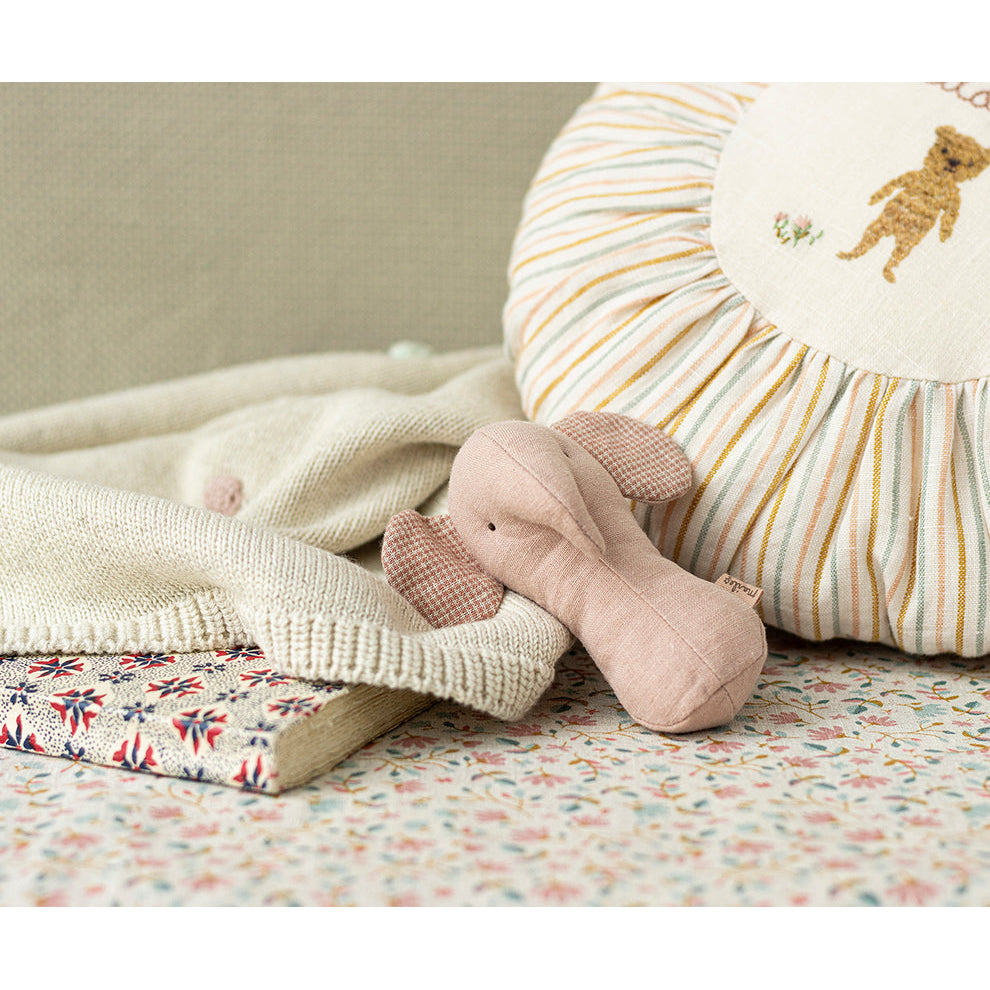 maileg-lullaby-friends-elephant-rattle-rose-mail-16470300