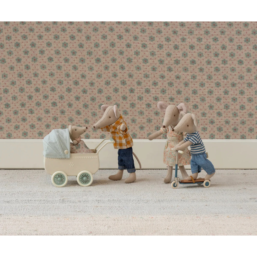 maileg-pram-with-baby-mouse-mint-mail-11510300