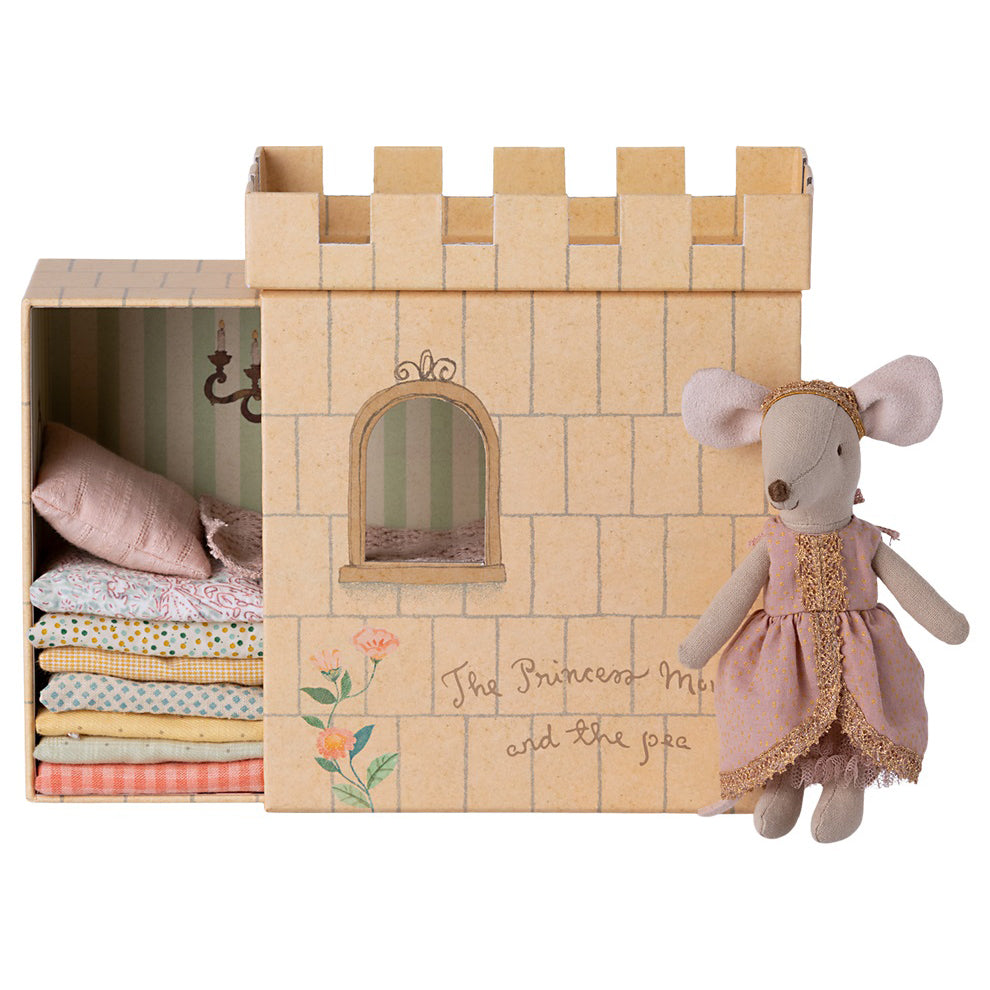 maileg-princess-and-the-pea-big-sister-mouse-mail-17320001