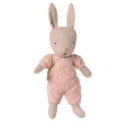 maileg-rabbit-micro-sand-rose-knitted-suit