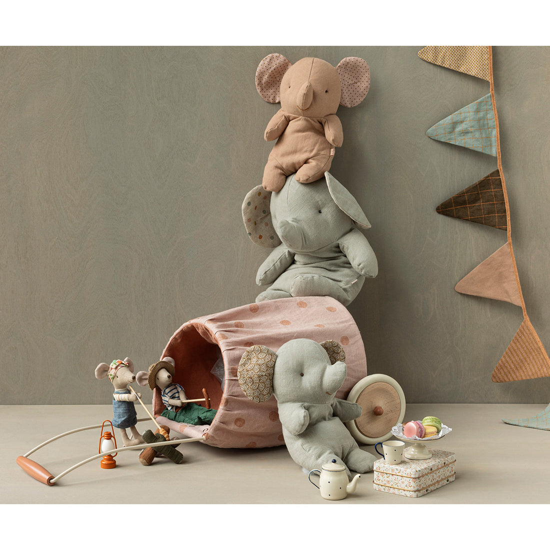 maileg-safari-friends-medium-elephant-grey-mail-16360400