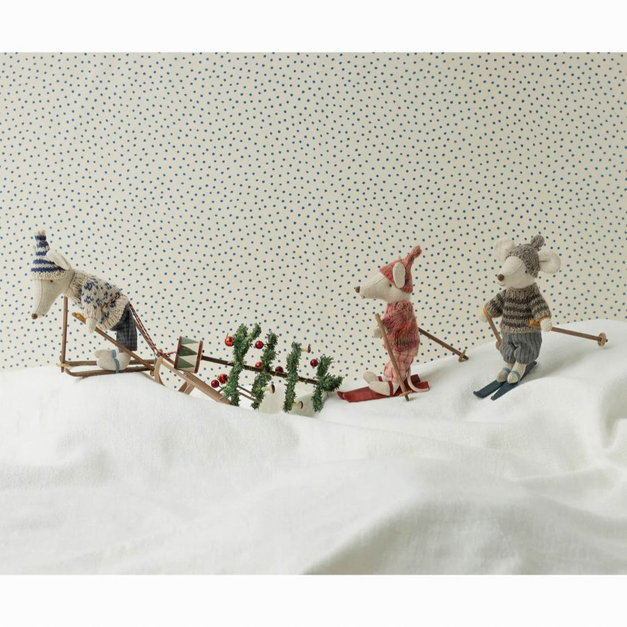 maileg-winter-mouse-with-ski-set-dad-blue-play-toy-mail-17430500-04