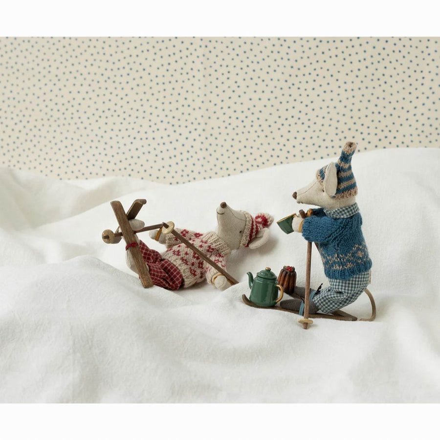maileg-winter-mouse-with-ski-set-mum-red-play-toy-mail-17430400-04