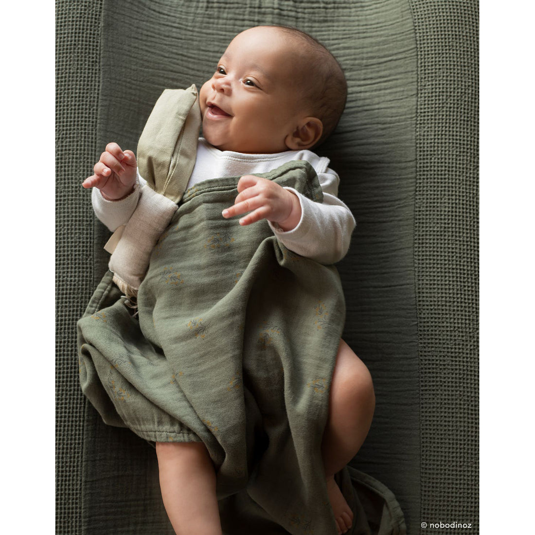 nobodinoz-wabi-sabi-birth-gift-swaddle-print-01flore-vetiver-nobo-4927774