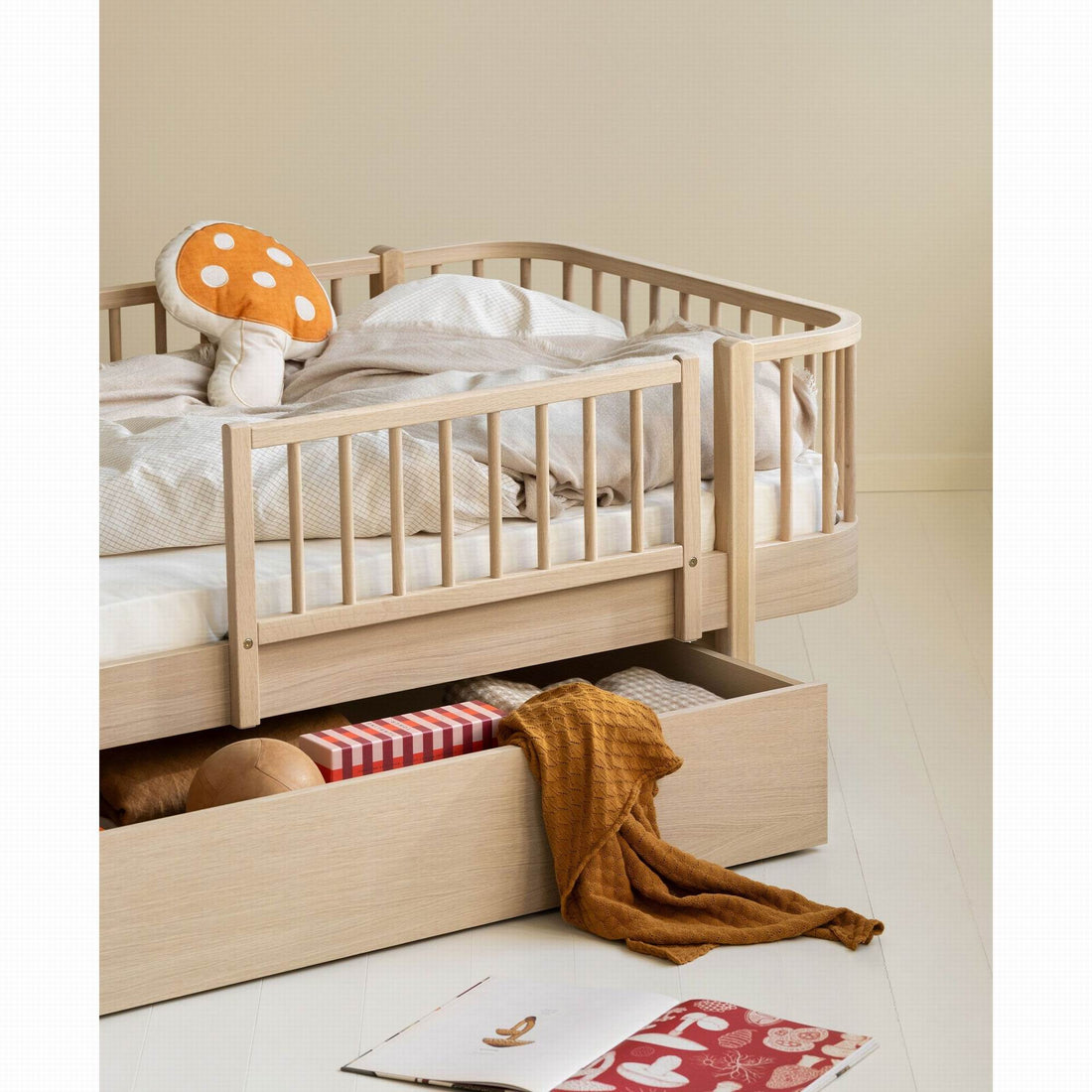 oliver-furniture-wood-original-bed-guard-oak-furniture-olif-041417-02