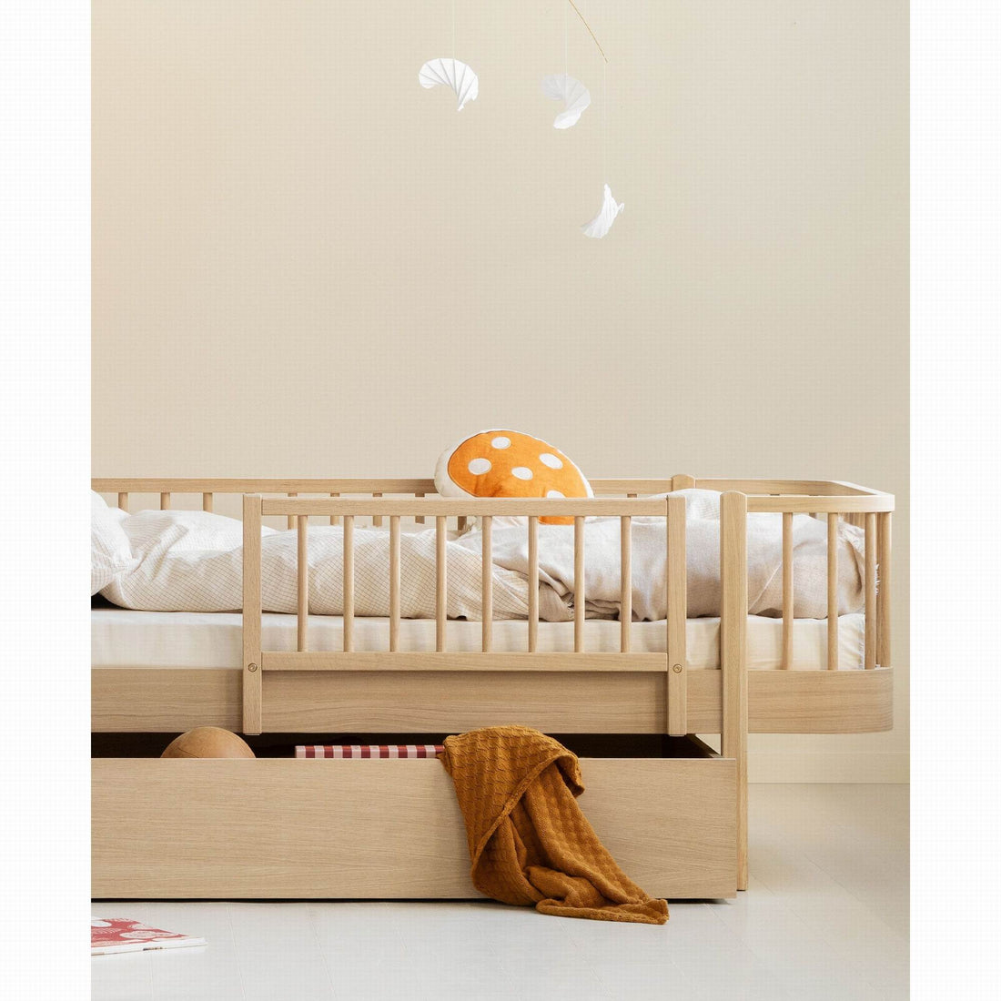 oliver-furniture-wood-original-bed-guard-oak-furniture-olif-041417-03