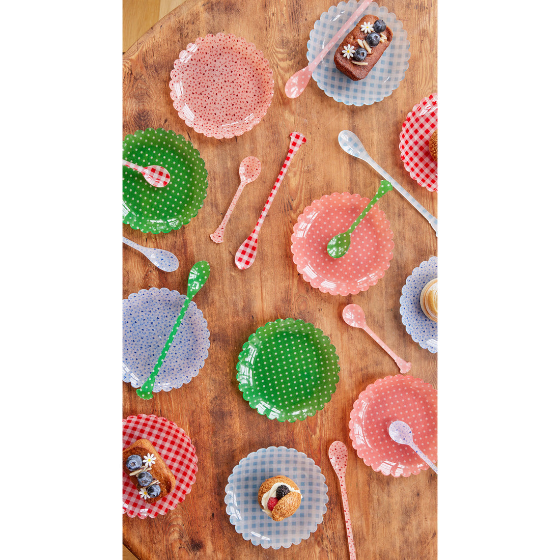 rice-dk-acrylic-cake-plate-with-coral-dots-fabric-rice-accpl-dotco