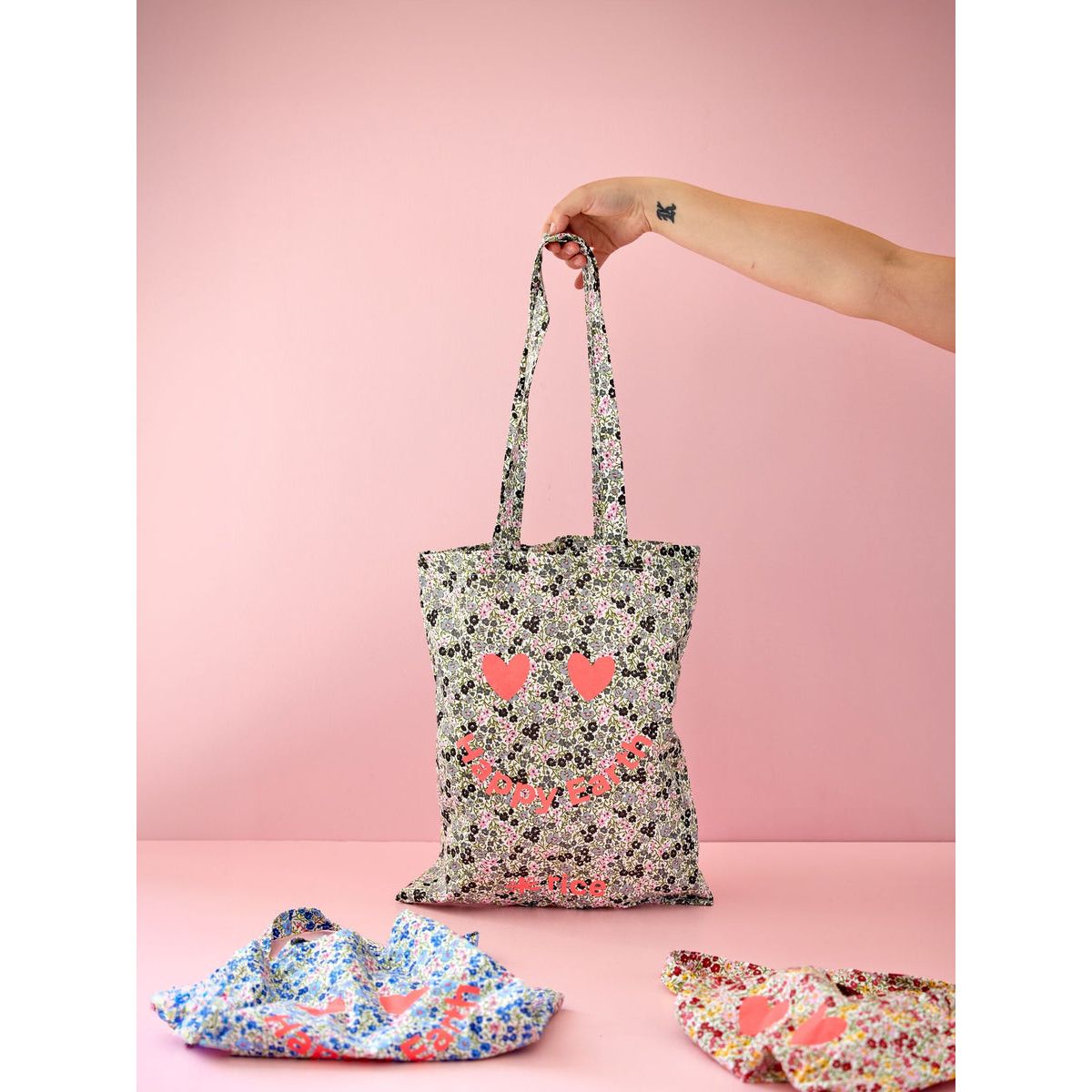 rice-dk-cotton-tote-bag-flower-in-black-and-light-red-clothing-wear-fashion-accessories-rice-mktbg-riceaw23k