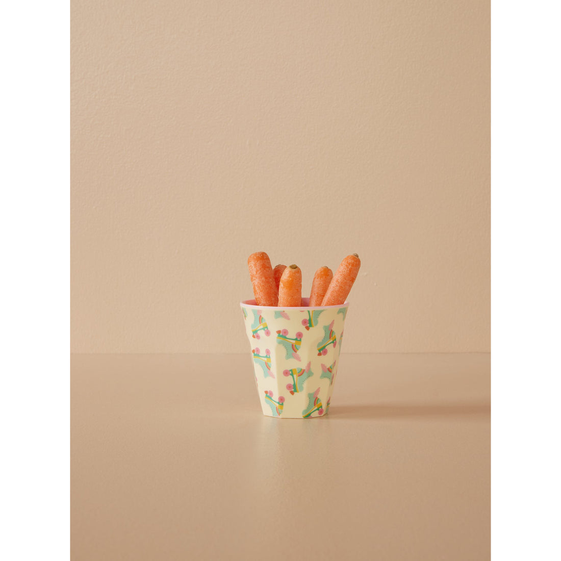 rice-dk-melamine-cup-with-roller-skate-print-two-tone-medium-rice-melcu-roll