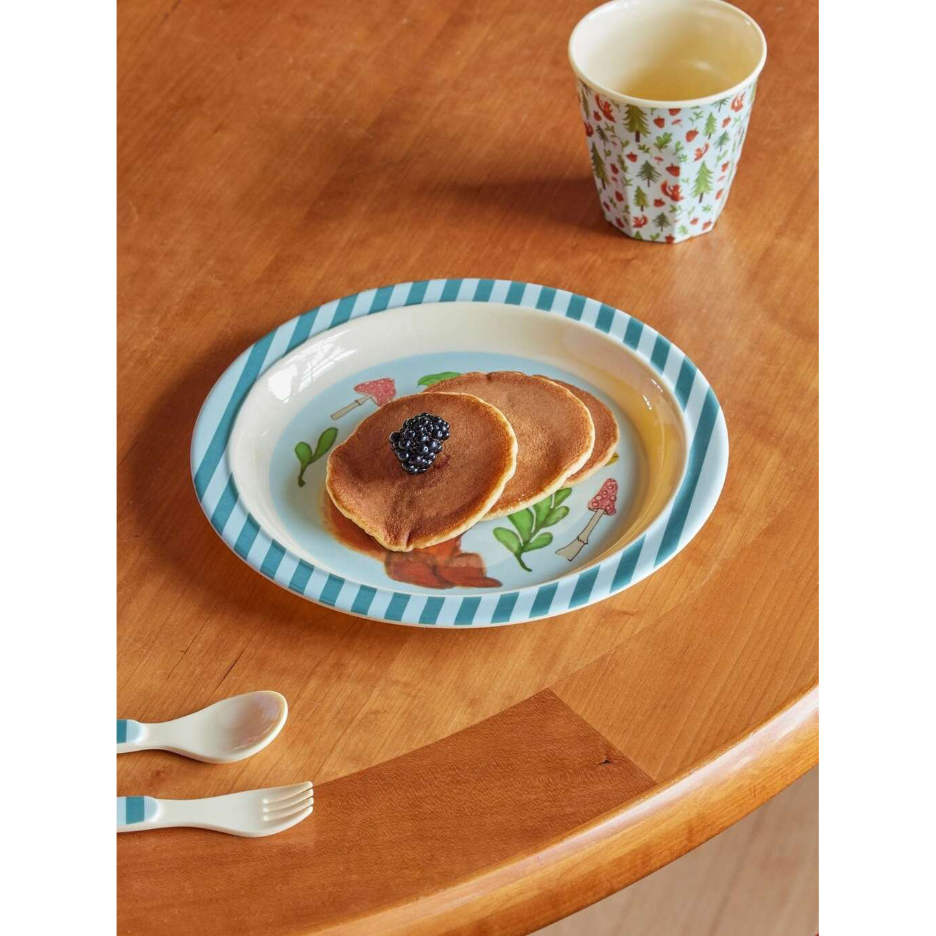 rice-dk-melamine-kids-lunch-plate-with-blue-happy-forest-print-rice-kilpl-hafob