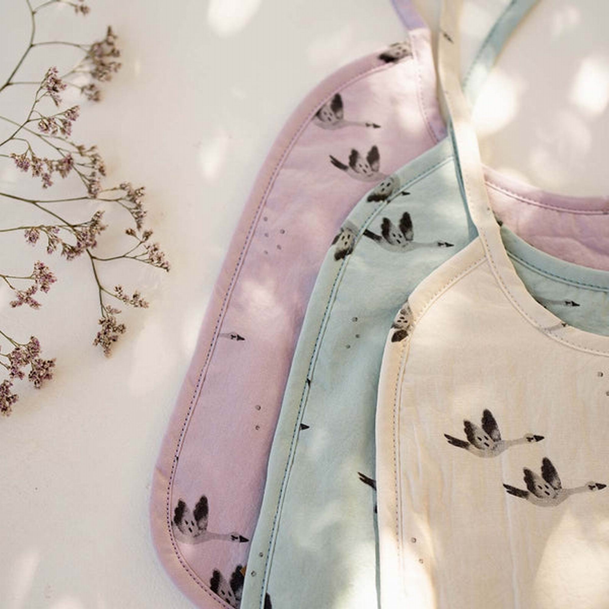 rose-in-april-anna-printed-bib-natural-print-goose-baby-nursery-ria-art000000732-02