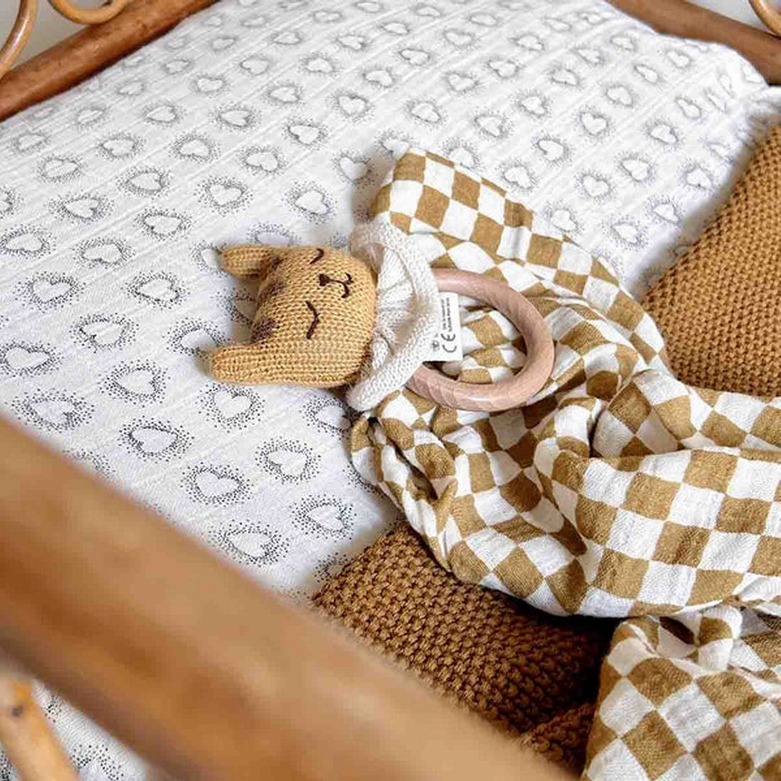 rose-in-april-fitted-sheet-print-dotted-heart-greige-baby-nursery-ria-art000001204-04