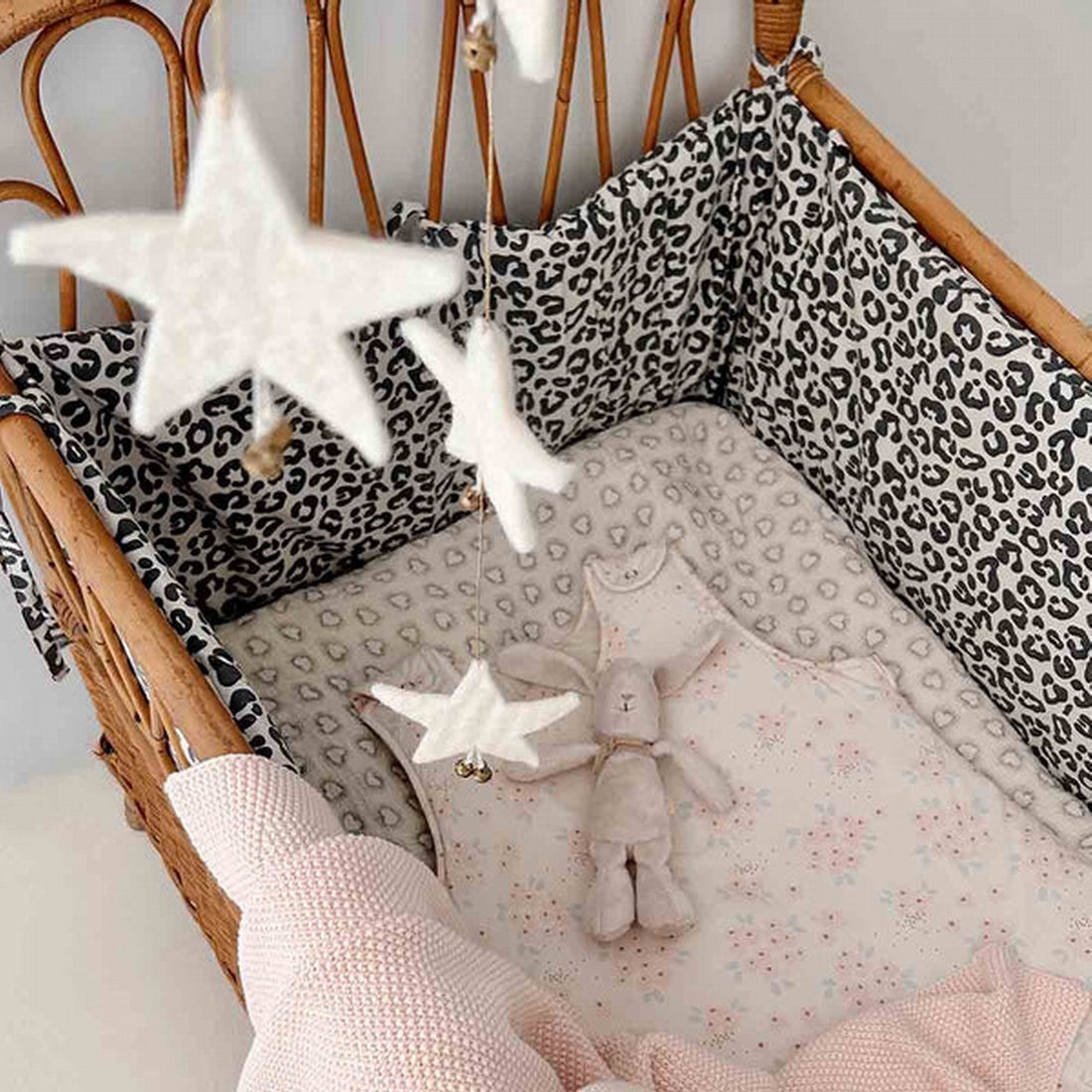 rose-in-april-fitted-sheet-print-dotted-heart-greige-baby-nursery-ria-art000001204-05