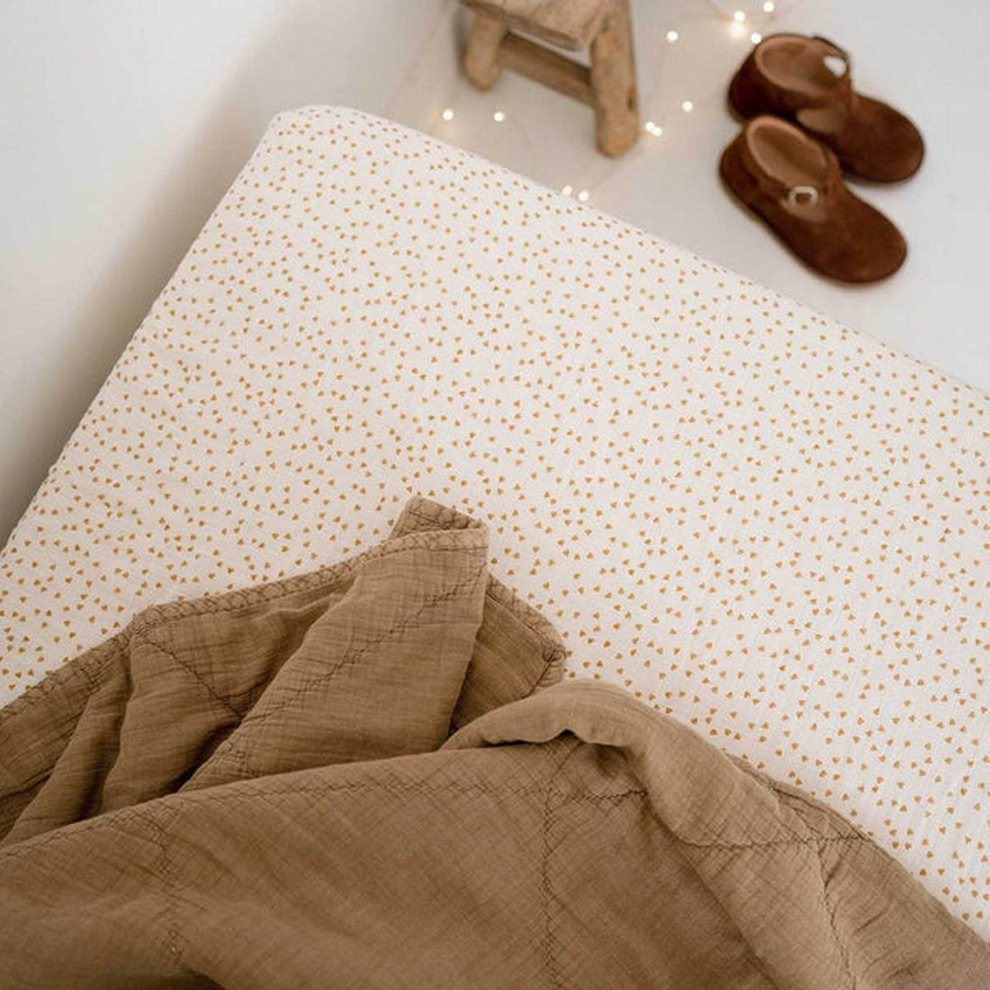 rose-in-april-fitted-sheet-print-mini-heart-cru-mustard-baby-nursery-ria-art000000775-02