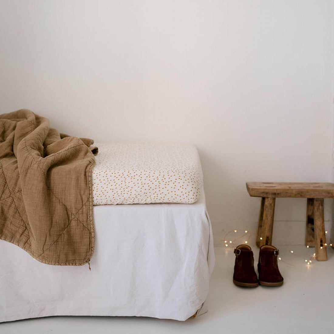rose-in-april-fitted-sheet-print-mini-heart-cru-mustard-baby-nursery-ria-art000000775-03