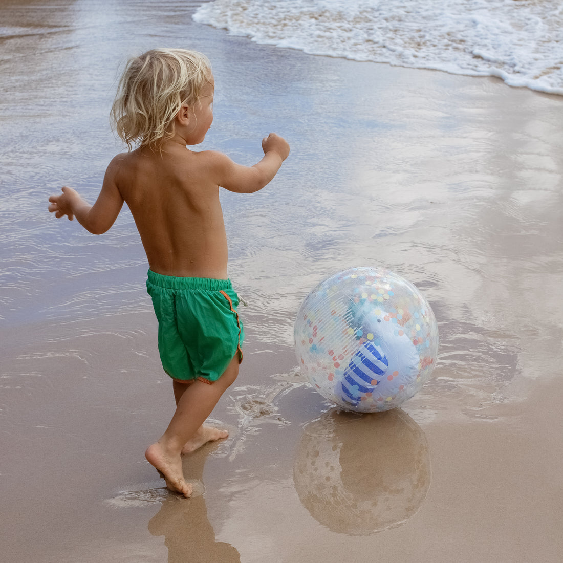 sunnylife-3d-inflatable-beach-ball-sid-the-seagull-blue-stripe-sunl-s51bbssb