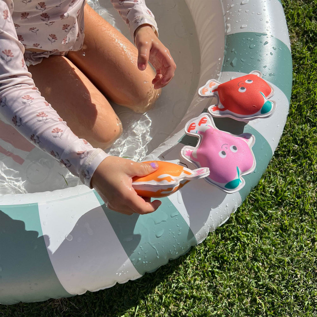 sunnylife-dive-buddies-poppy-the-peach-multi-set-of-3-play-toy-sunl-s61dbppm-06