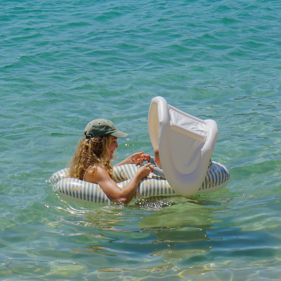 sunnylife-float-together-baby-seat-duck-sage-stripe-sunl-s51fbsgr