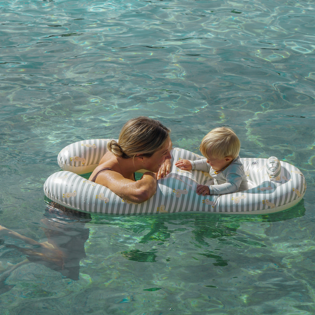 sunnylife-float-together-baby-seat-eu-duck-sage-stripe-sunl-s5fbsgreu