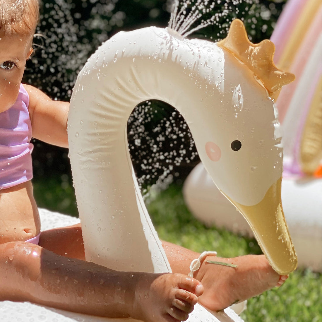 sunnylife-inflatable-sprinkler-princess-swan-multi-sunl-s41isswn
