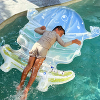 sunnylife-kids-lie-on-float-burger-boy-the-sea-kids-blue-lime-sunl-s41mlfse