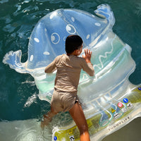 sunnylife-kids-lie-on-float-burger-boy-the-sea-kids-blue-lime-sunl-s41mlfse