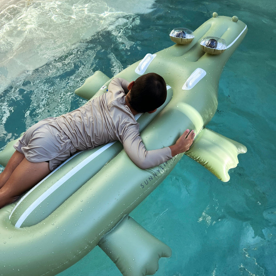 sunnylife-kids-lie-on-float-cookie-the-croc-khaki-sunl-s41mlocr