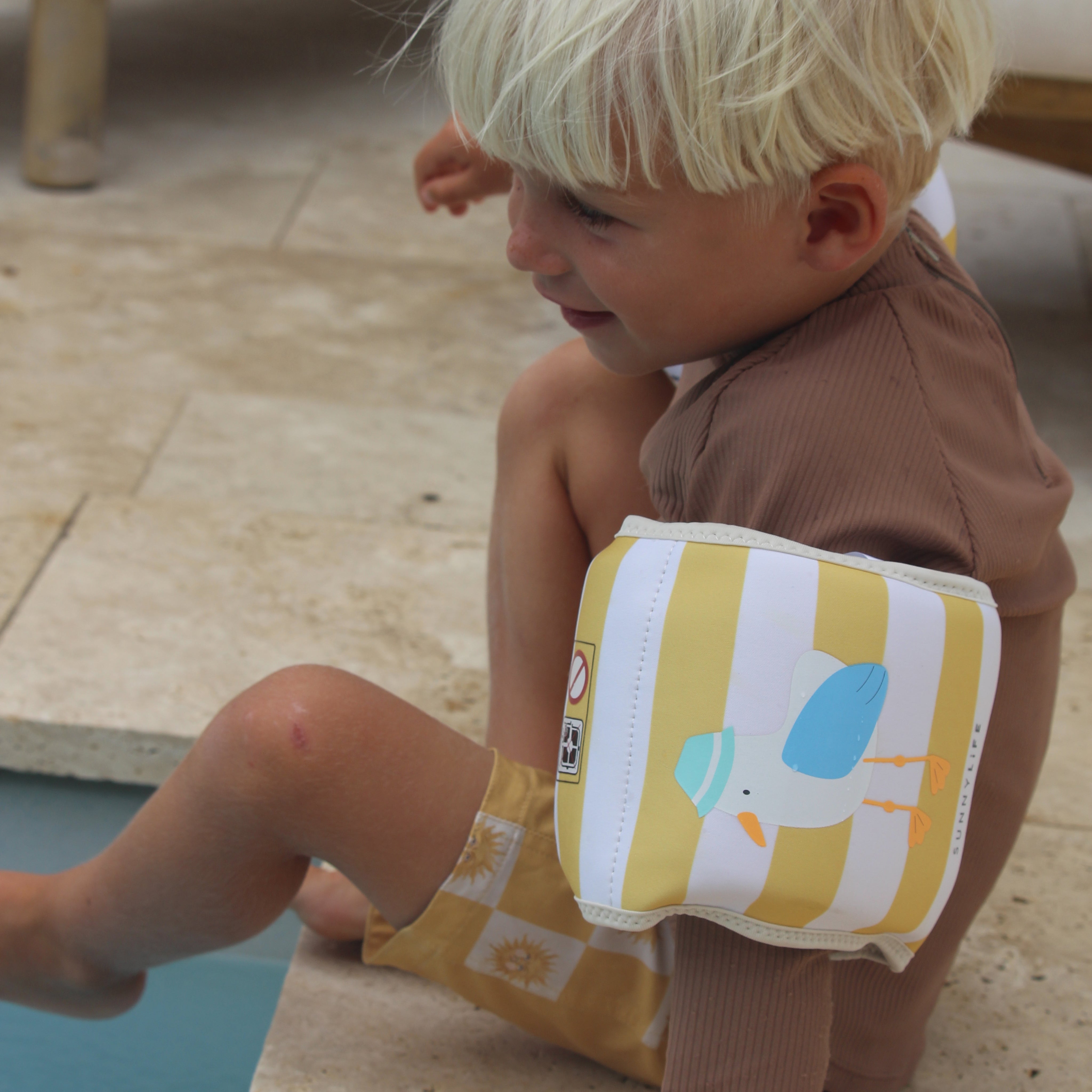 sunnylife-kids-neoprene-arm-bands-sid-the-seagull-mustard-stripe-sunl-s51nabms