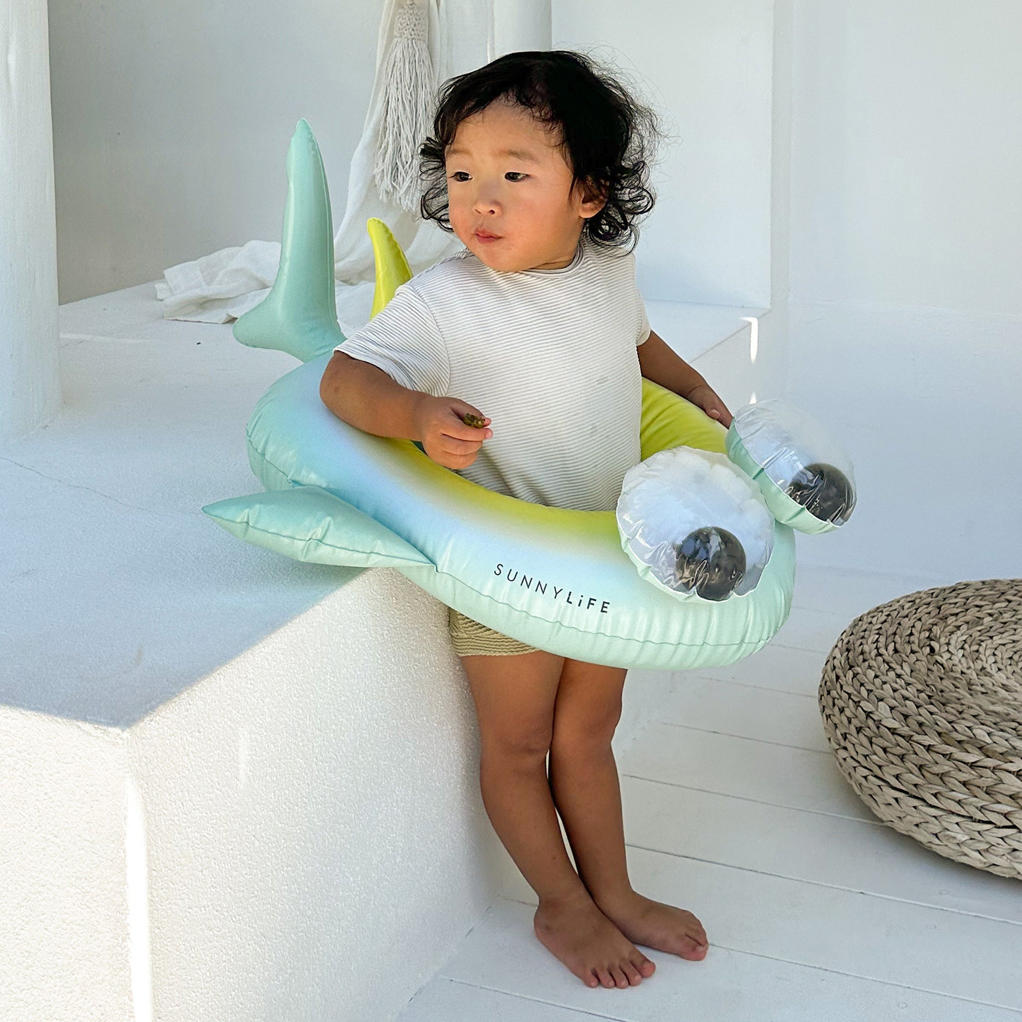sunnylife-kids-pool-ring-salty-the-shark-multi-sunl-s41prsrk