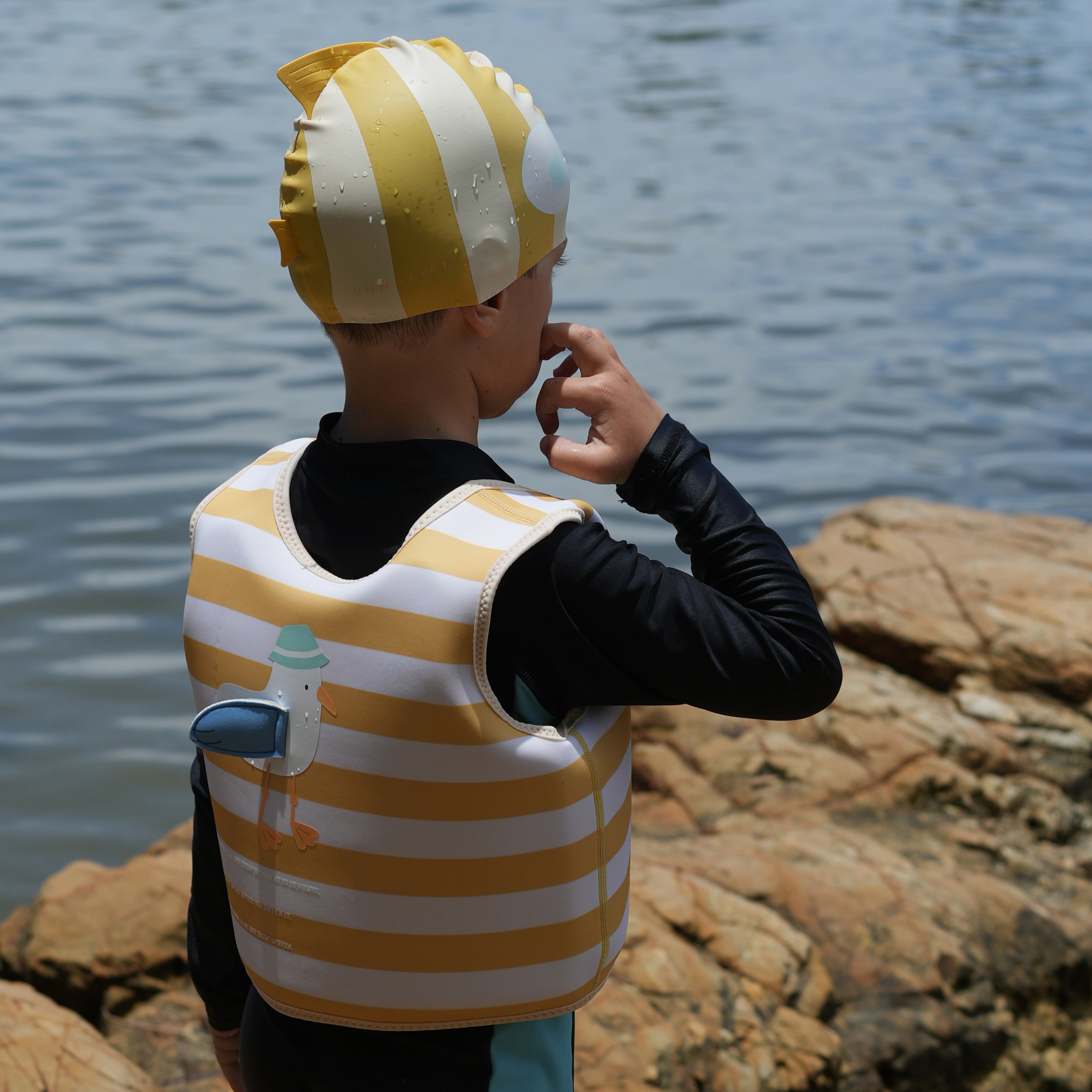 sunnylife-kids-swimming-cap-finn-the-fish-mustard-stripe-sunl-s51scmst