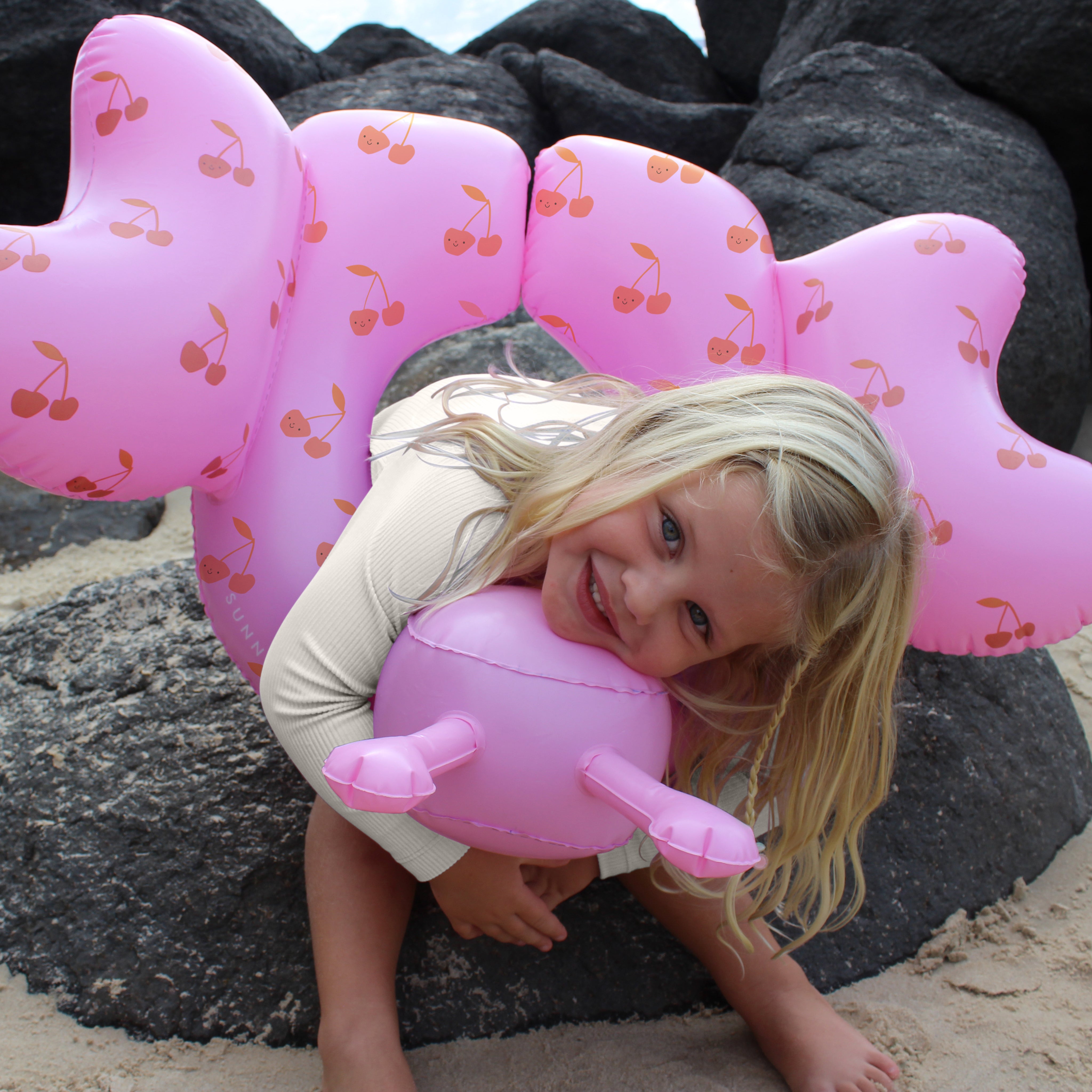 sunnylife-kids-tube-pool-ring-cotton-candy-cherry-sunl-s51tprpk