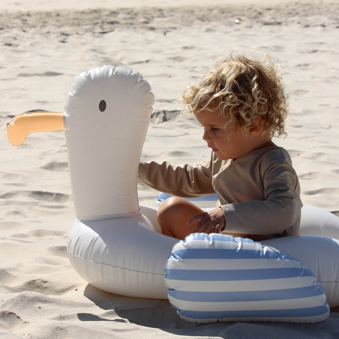 sunnylife-kids-tube-pool-ring-sammy-the-seagull-blue-stripe-play-toy-sunl-s51tprbs-07