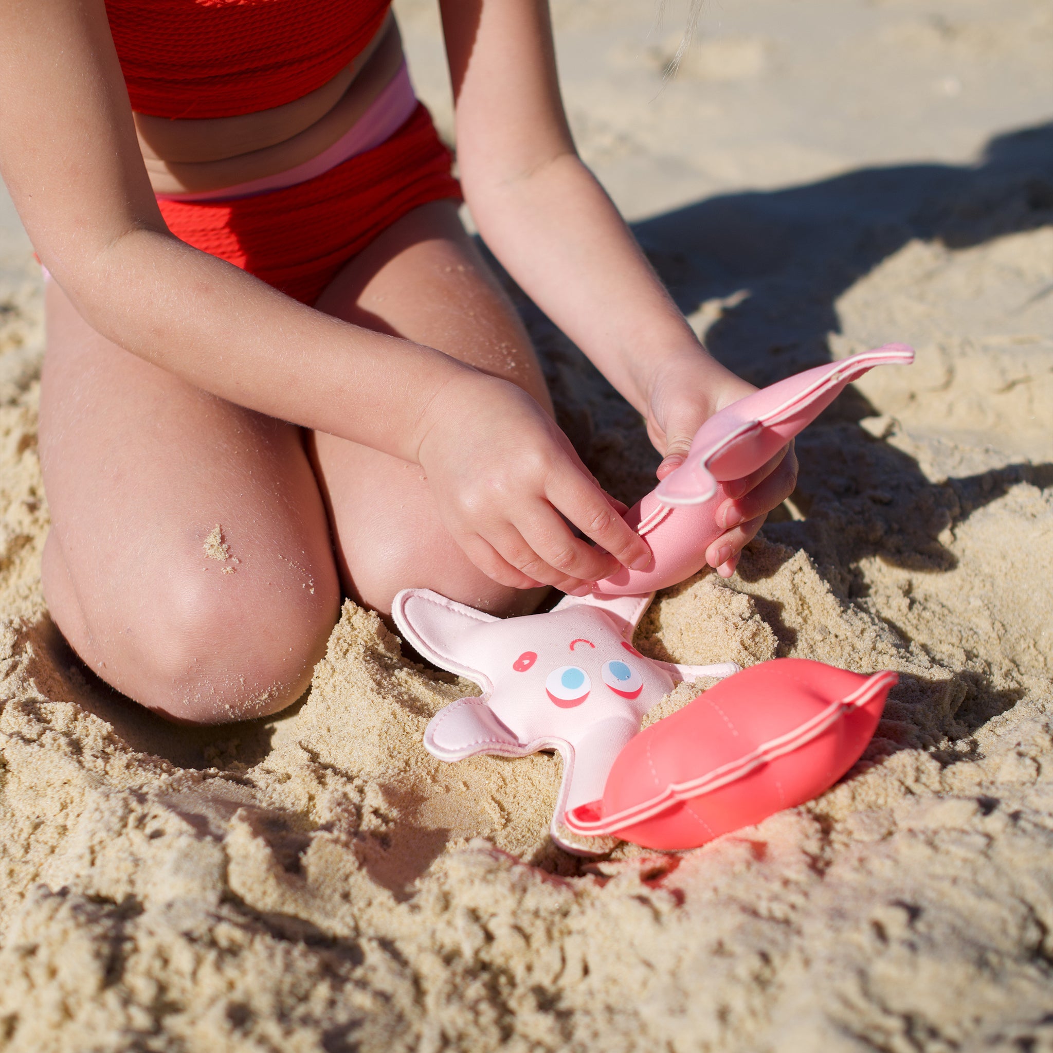 sunnylife-melody-the-mermaid-dive-buddies-neon-strawberry-set-of-3-sunl-scdivstr