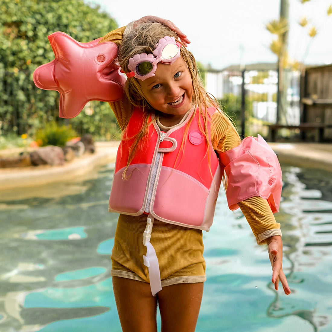 sunnylife-melody-the-mermaid-float-bands-strawberry-sunl-scifbsta