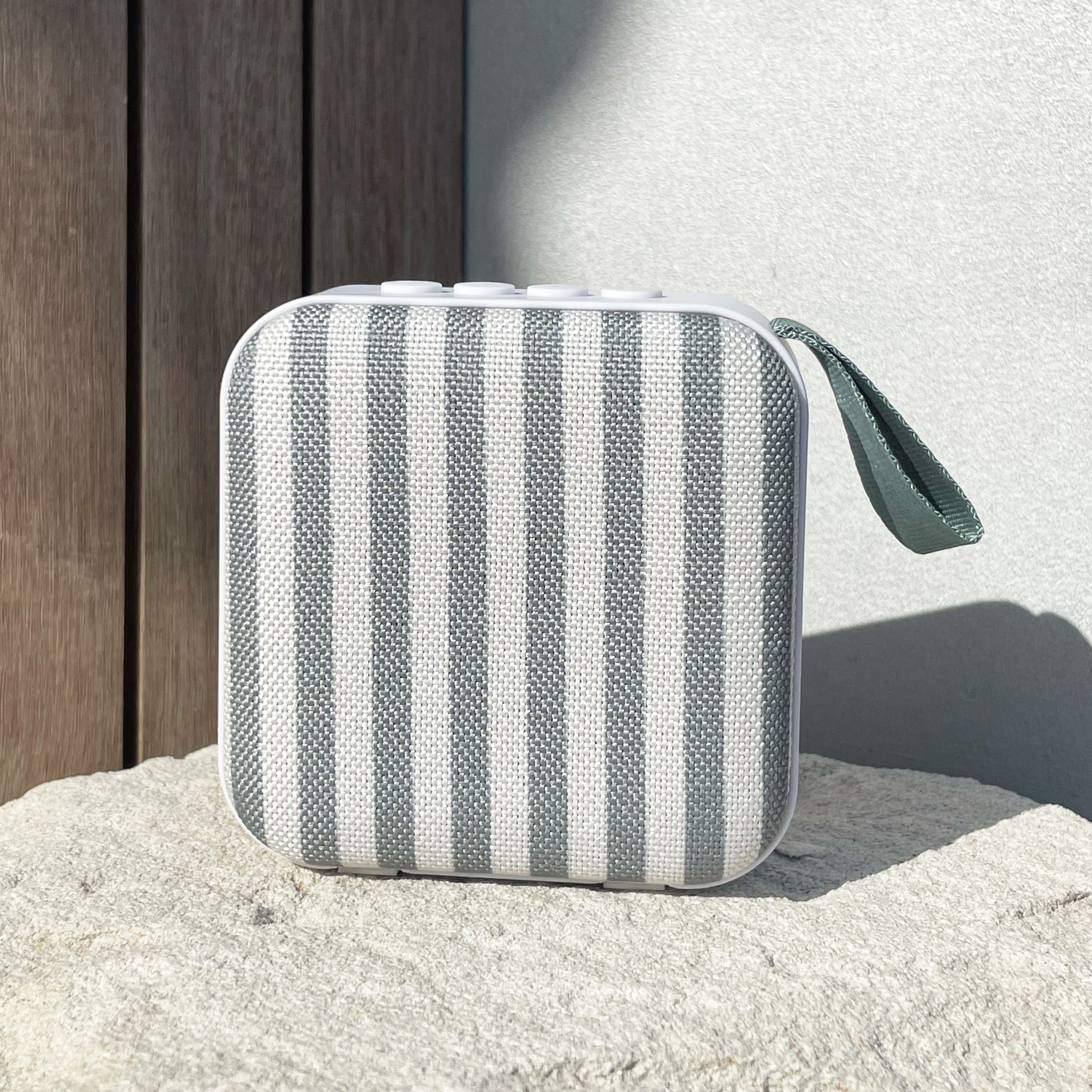 sunnylife-portable-travel-speaker-the-vacay-olive-stripe-sunl-s41tsoli