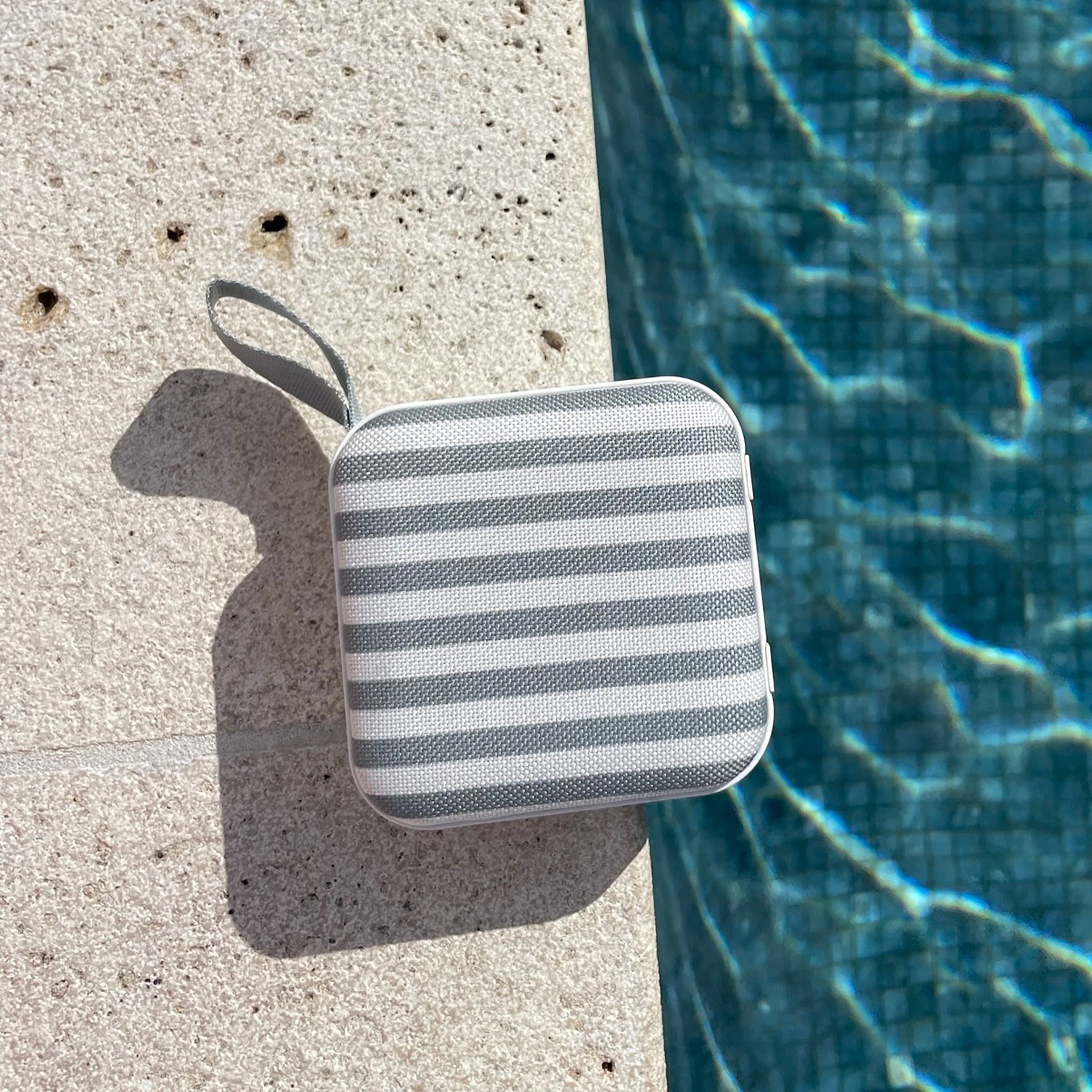 sunnylife-portable-travel-speaker-the-vacay-olive-stripe-sunl-s41tsoli