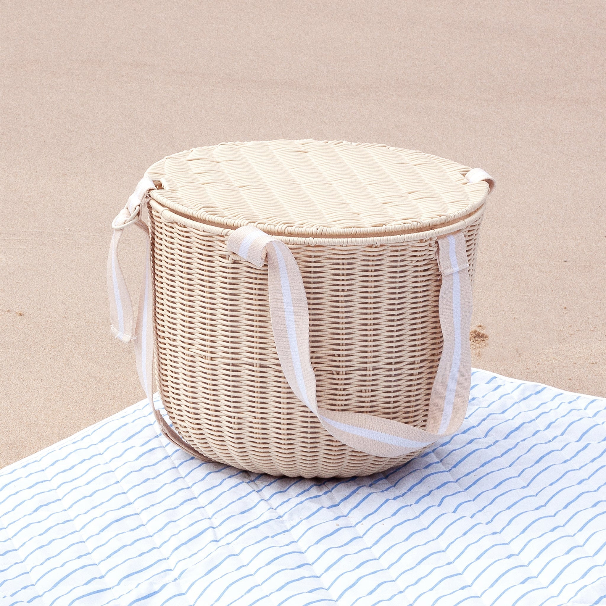 sunnylife-round-picnic-cooler-basket-le-weekend-natural-sunl-s41pcnat