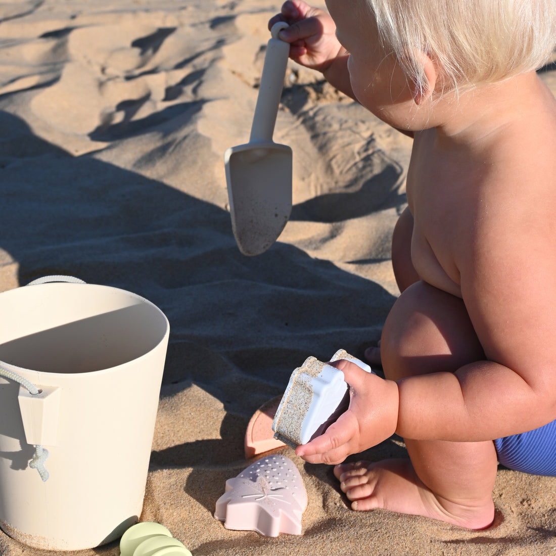 sunnylife-silicone-bucket-&-spade-set-apple-sorbet-multi-sunl-s51ssbml