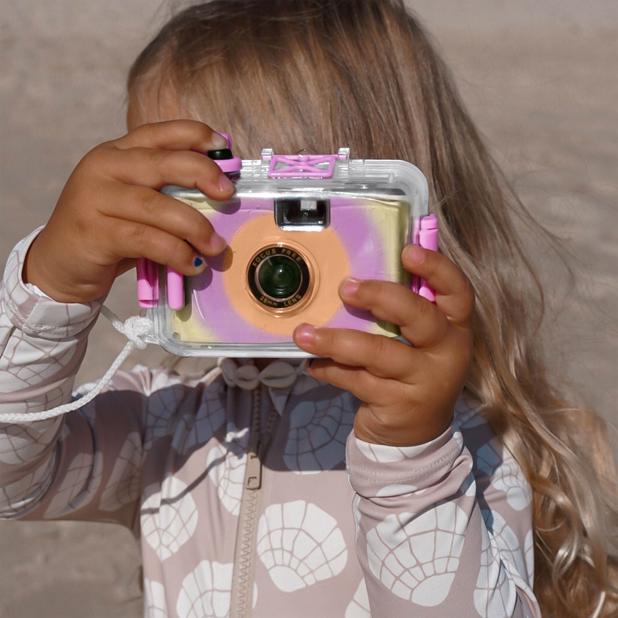 sunnylife-underwater-camera-pool-party-magenta-play-toy-sunl-s61ucppm-06