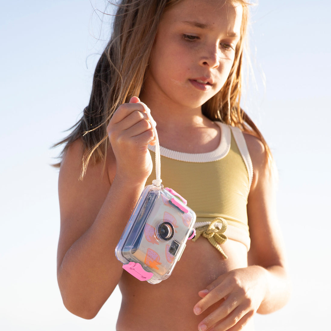 sunnylife-underwater-camera-sea-seeker-strawberry-sunl-s3icamsb